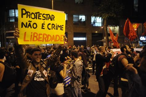  Protestos de 25 de Janeiro: Uma Jornada Insurgente Através do Egito Contemporâneo e da Luta Contra a Corrupção